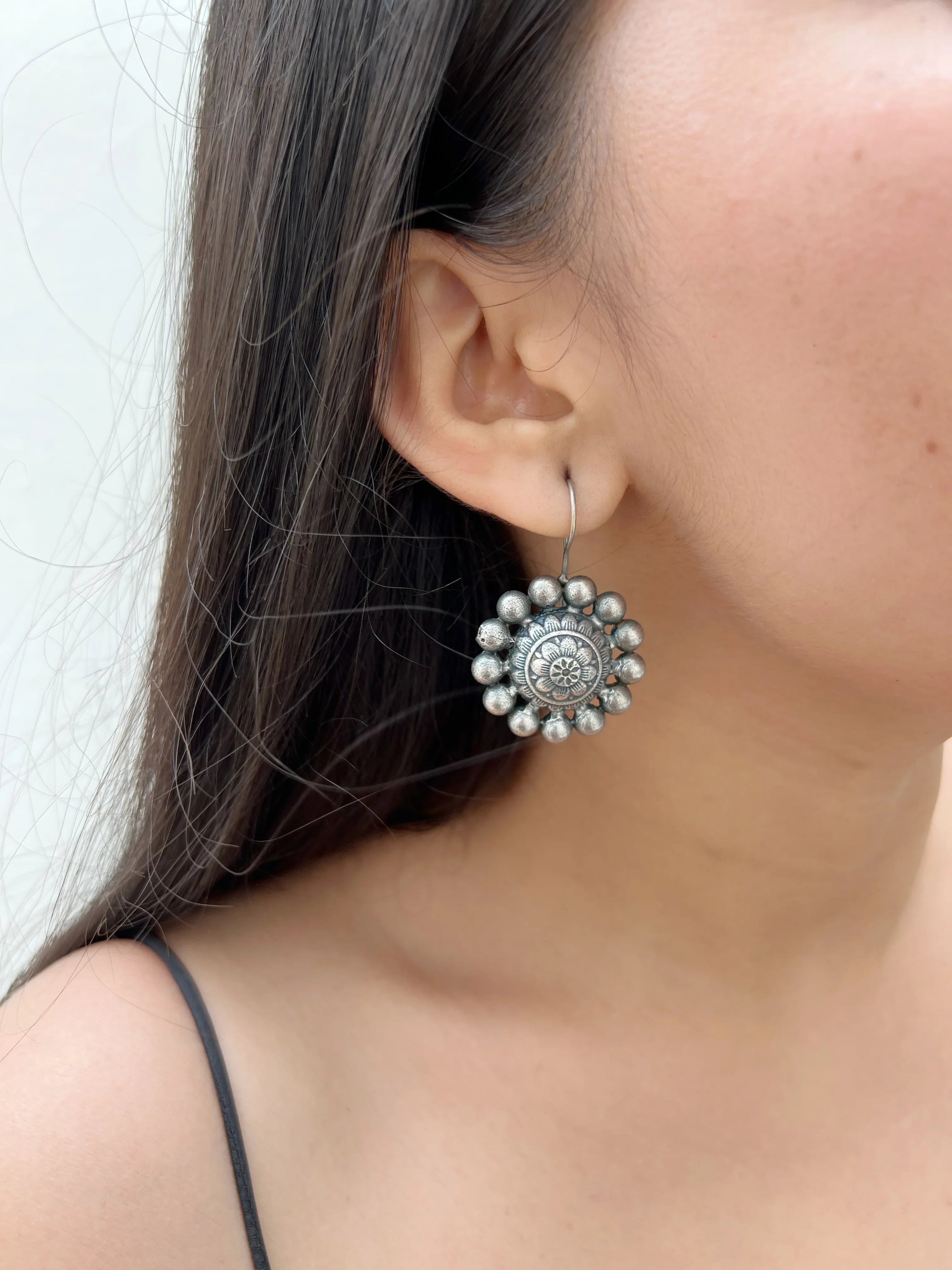 Abhijishya Hook Earrings - Jhaanjhariya