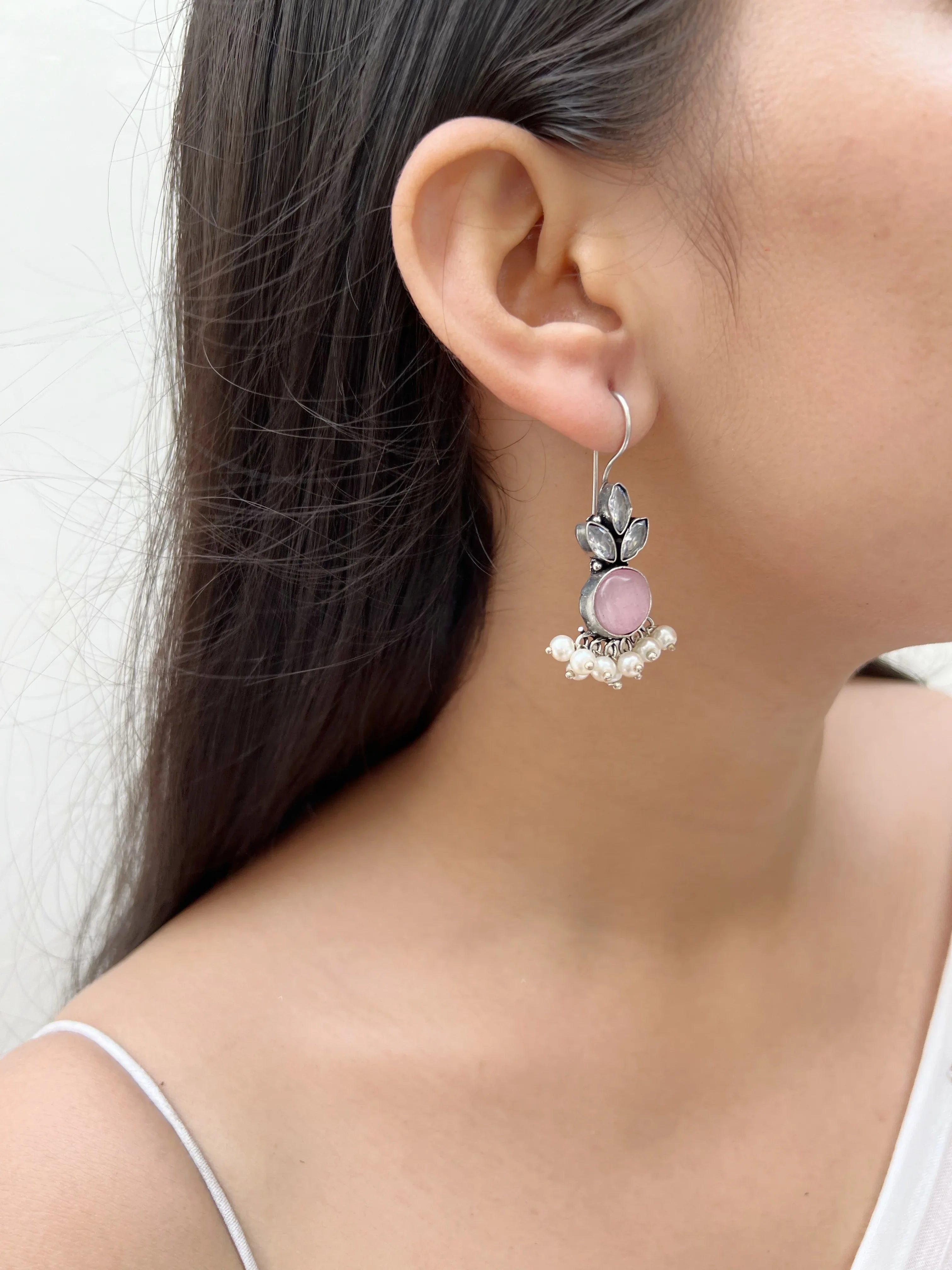 Kelsi Pearl Hook Earring - Jhaanjhariya