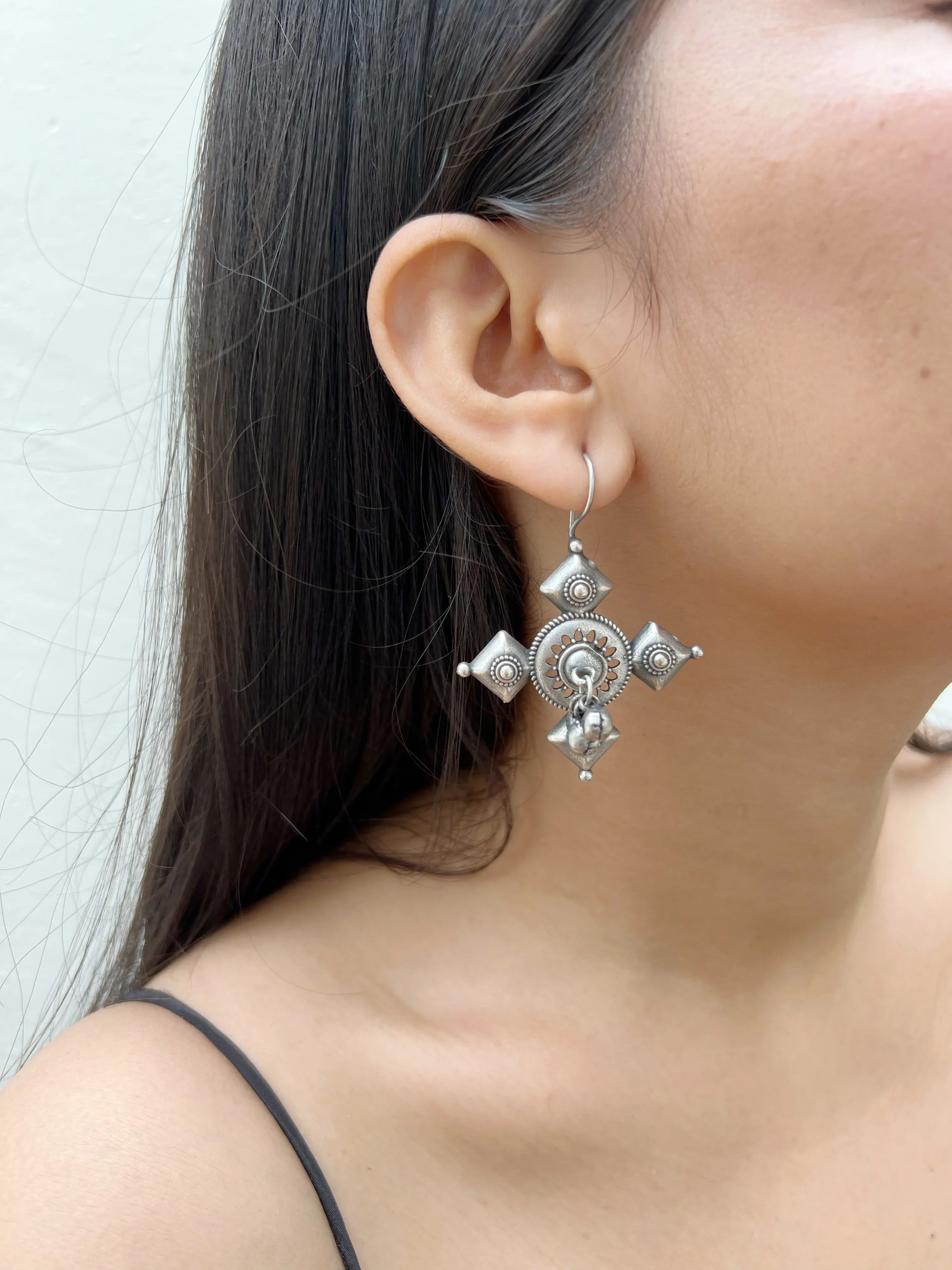 Parisha Hook Earrings - Jhaanjhariya