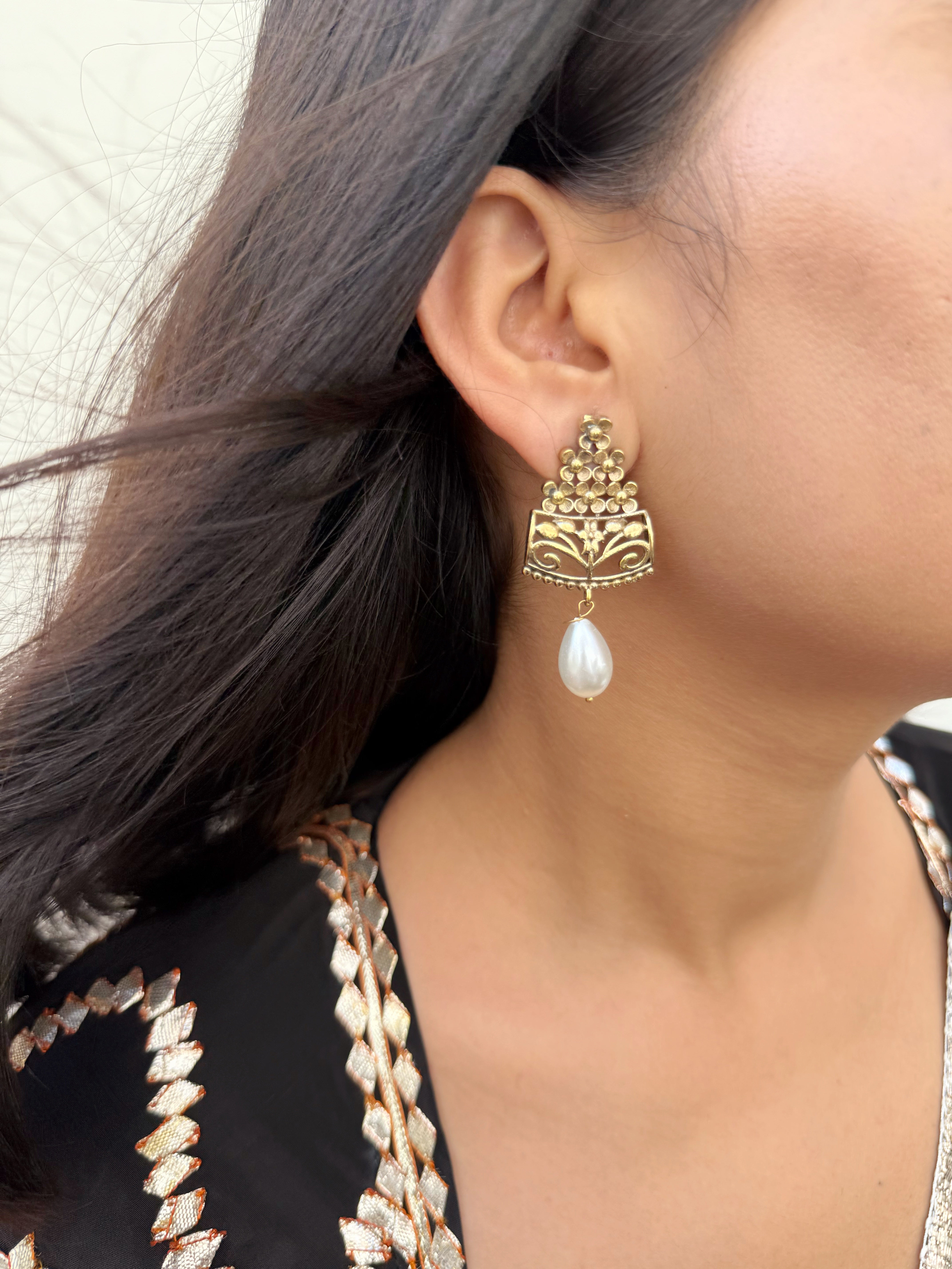 Sona Pearl Podha Studs