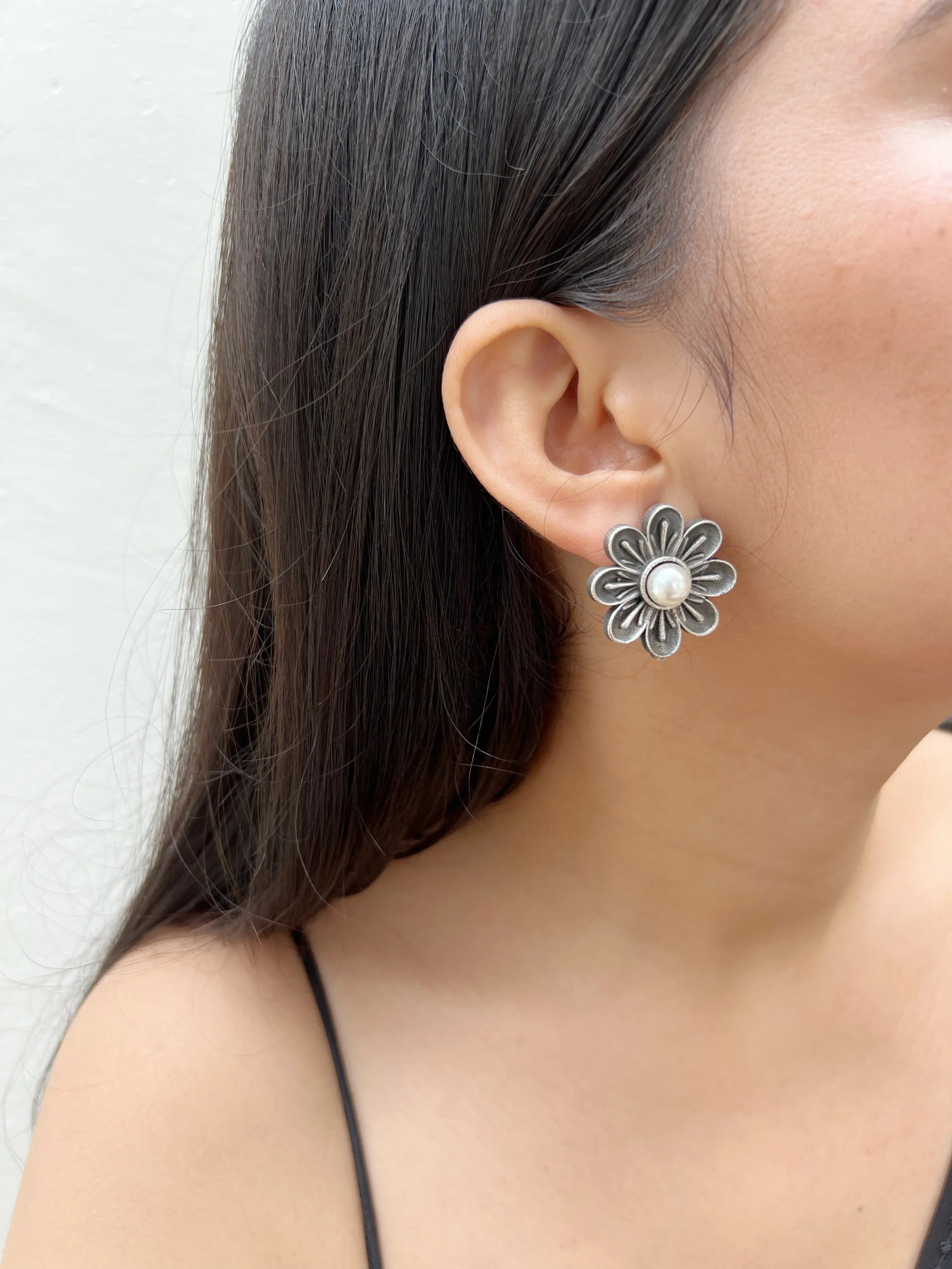 Pearl Flower Studs - Jhaanjhariya