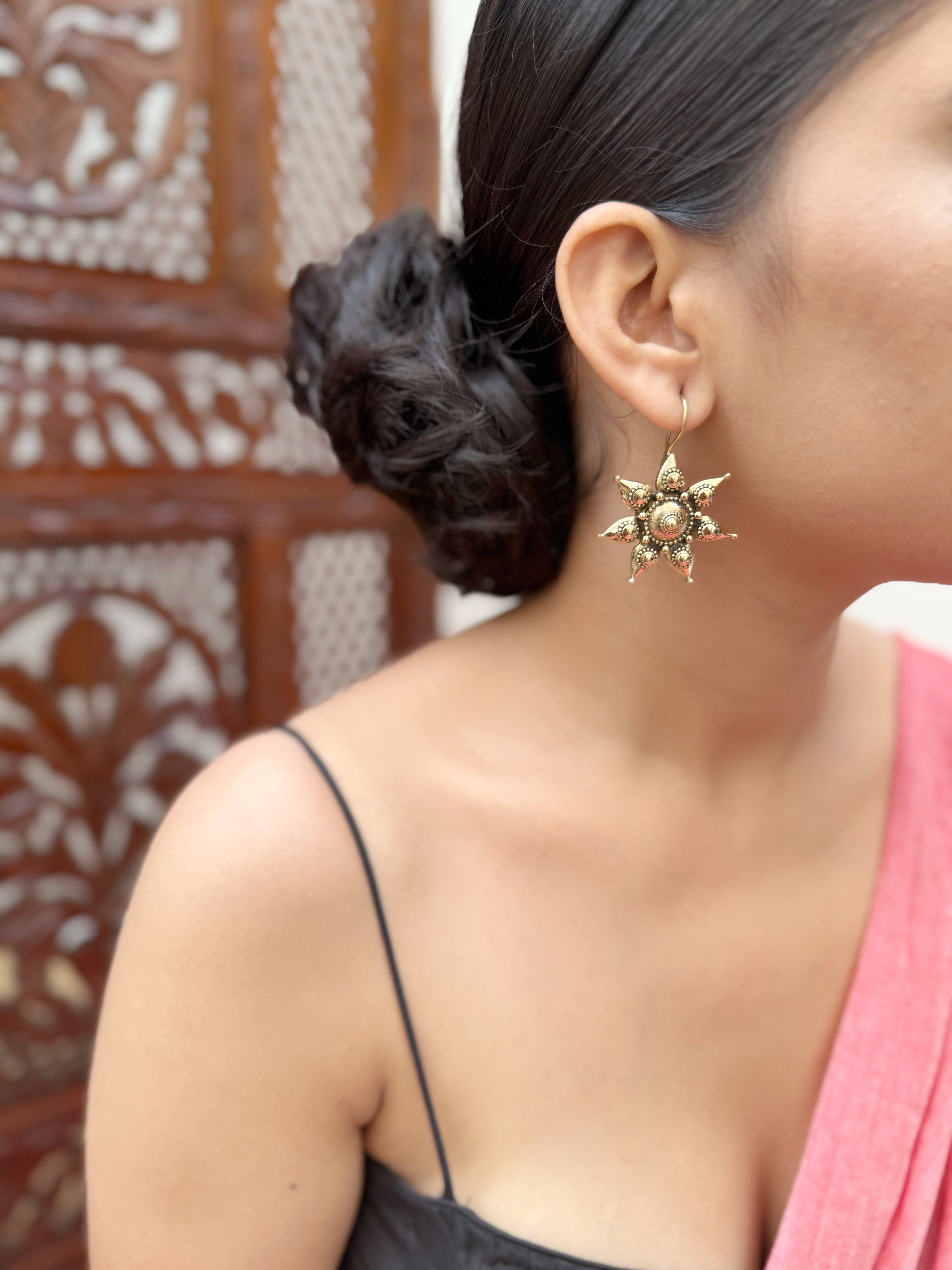 Sona Rngoli Tara Hook Earring