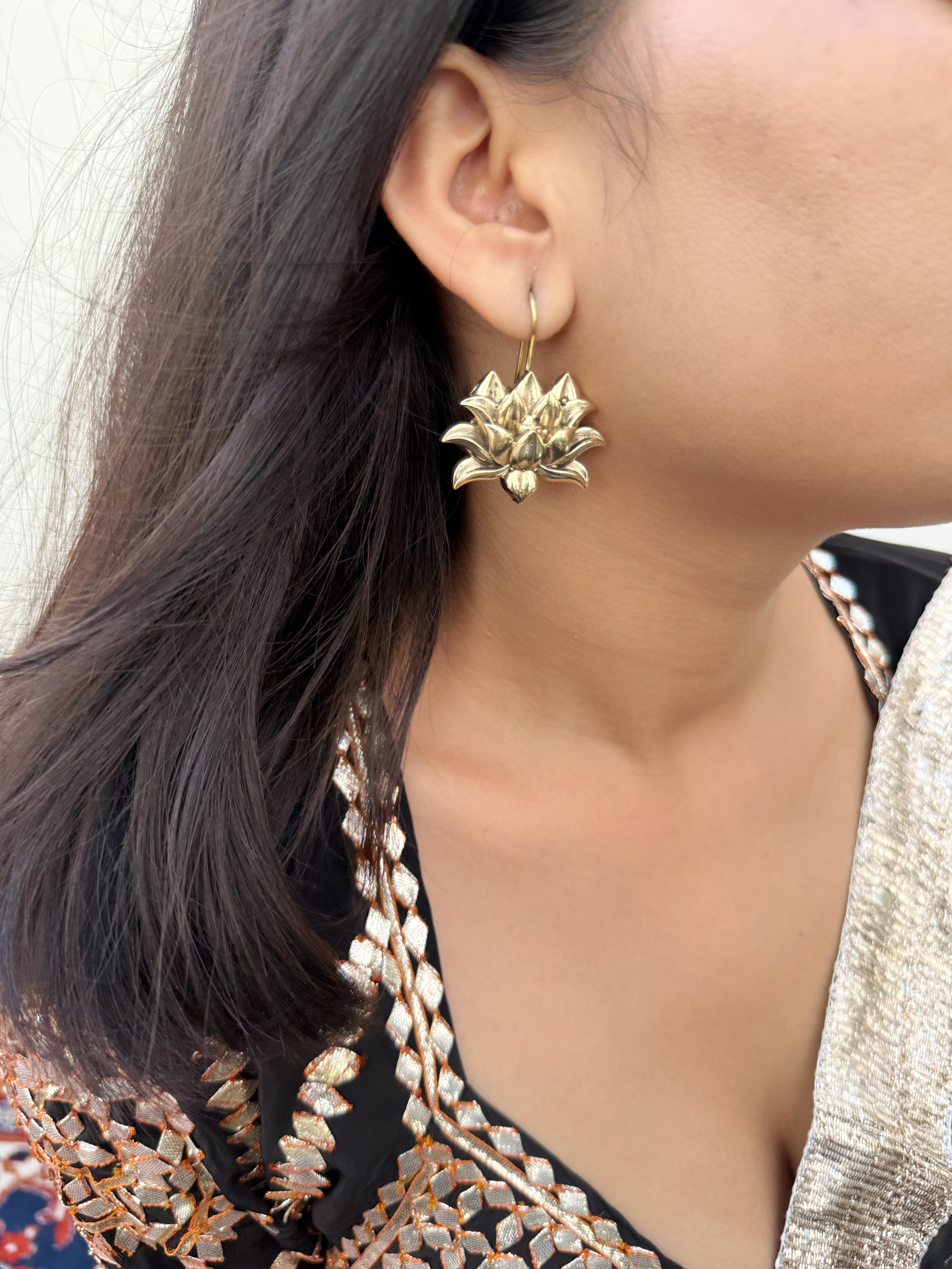 Sona Siyahi Hook Earrings