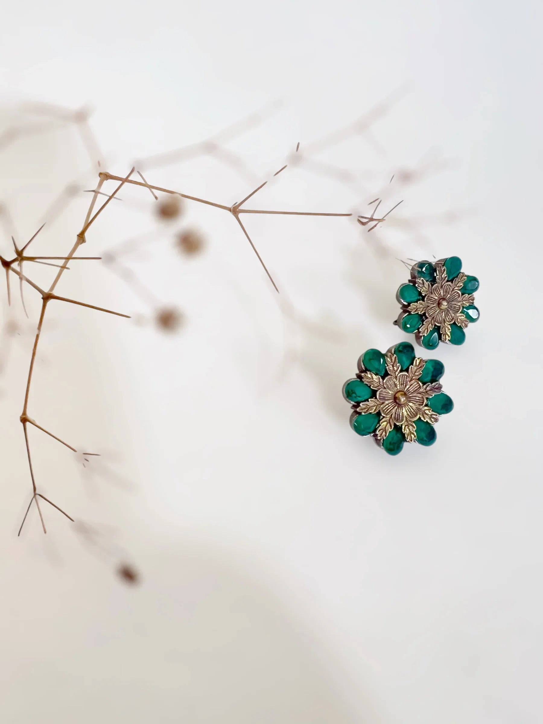 Halo Dust Studs - Jhaanjhariya