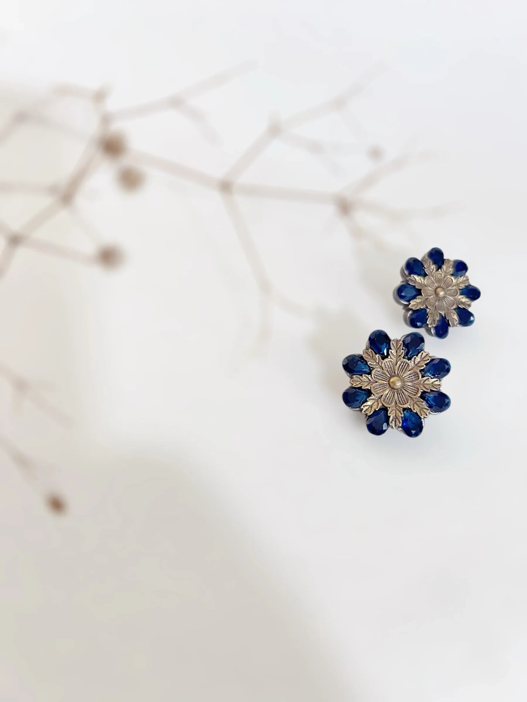Halo Dust Studs - Jhaanjhariya