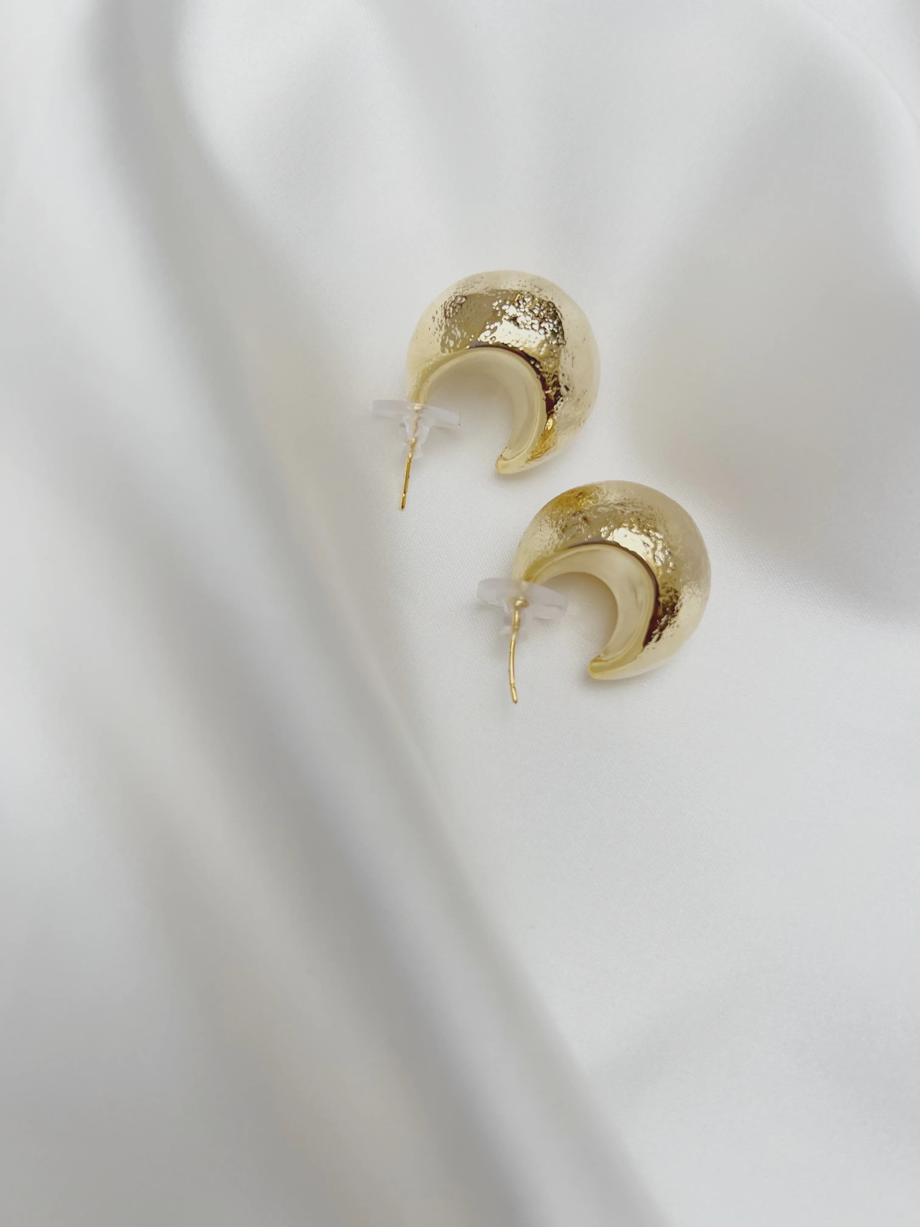 Elaina Hoop Earrings - Jhaanjhariya